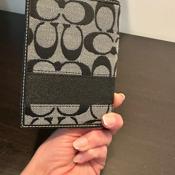 COACH passport wallet - Picture 2 of 4